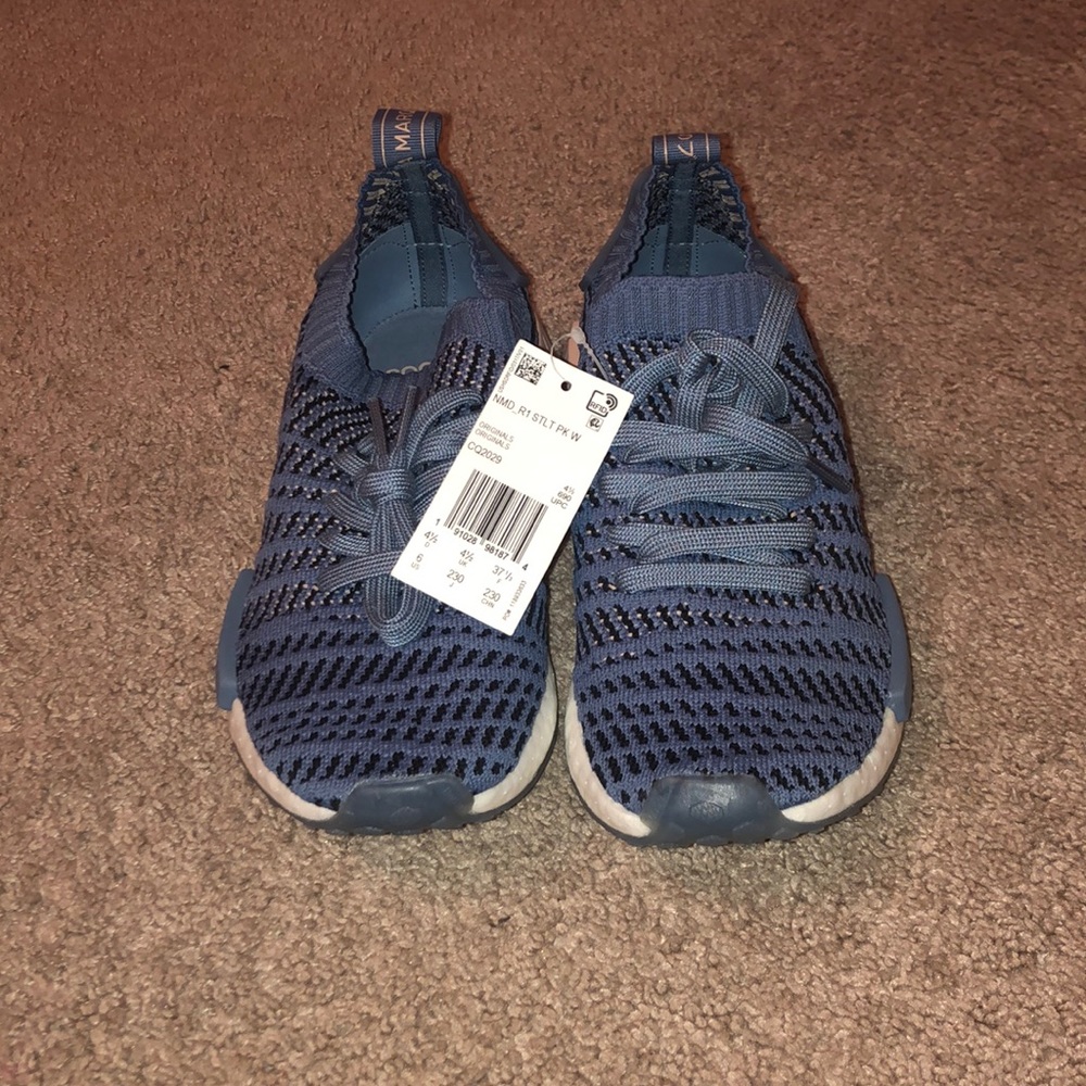 Adidas NMD_R1 tennis shoes